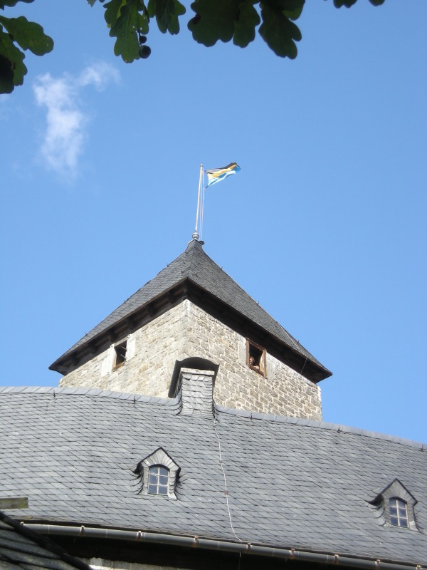 Seit 29.08.09 weht die Fahne des Markts Falkenberg auf der Burg (Foto: Markt Falkenberg)